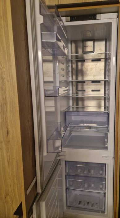 szuflady zamrażarki z Lodówka BEKO BCNA306E4SN