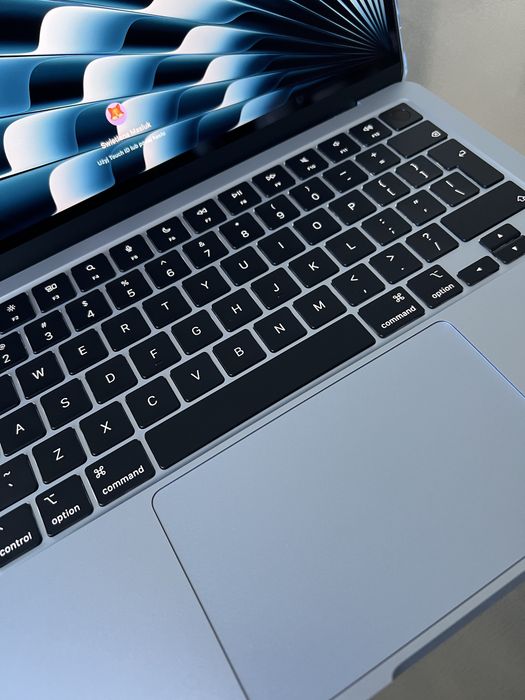 Mac book  Apple . Air 13,6 .  M5. Na gwarancji.