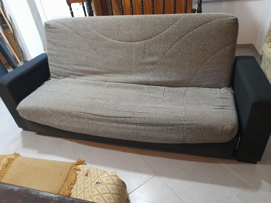 Sofá preto e cinza em tecido