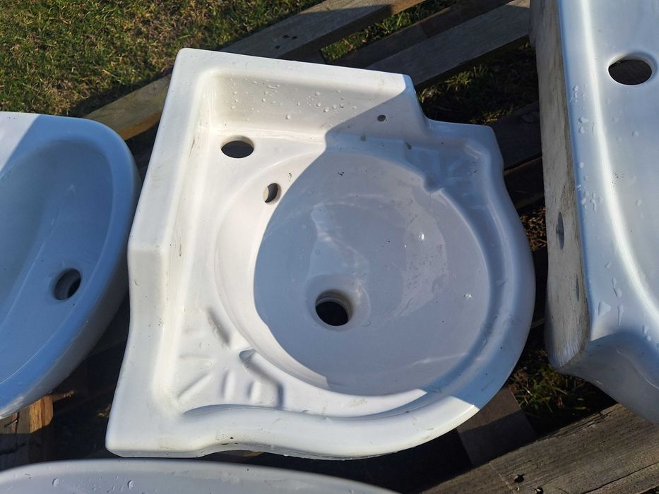 Nowe umywalki ceramiczne 40cm, 37cm (narożna).