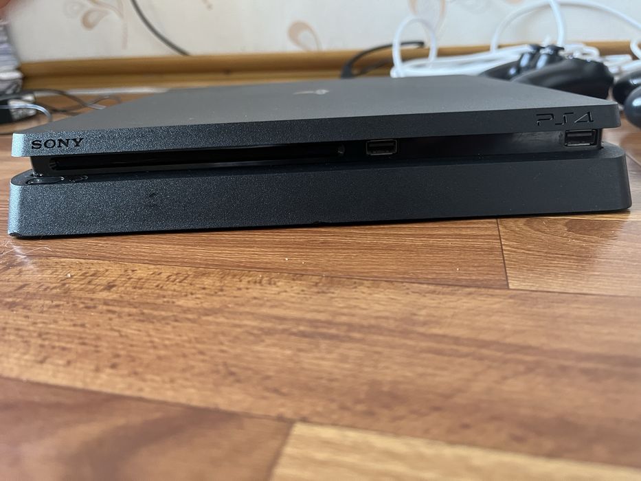 PlayStation 4 Slim 1 Tb + 2 джостика
