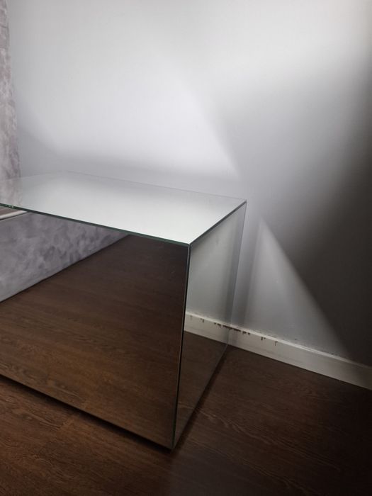 Mesa de cabeceira espelhada