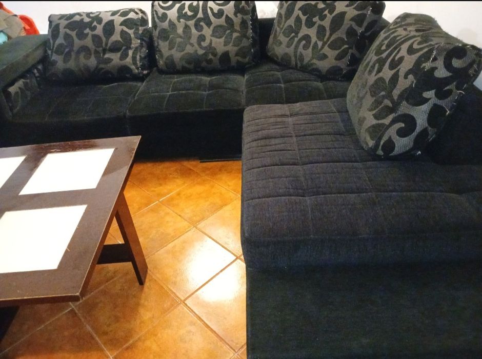 Vende sofá chaise longue com 2 pufs e mesa de centro com 4 pufs.