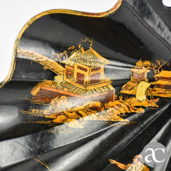 Bandeja de migalhas em forma de concha em papier mâché e laca chinesa