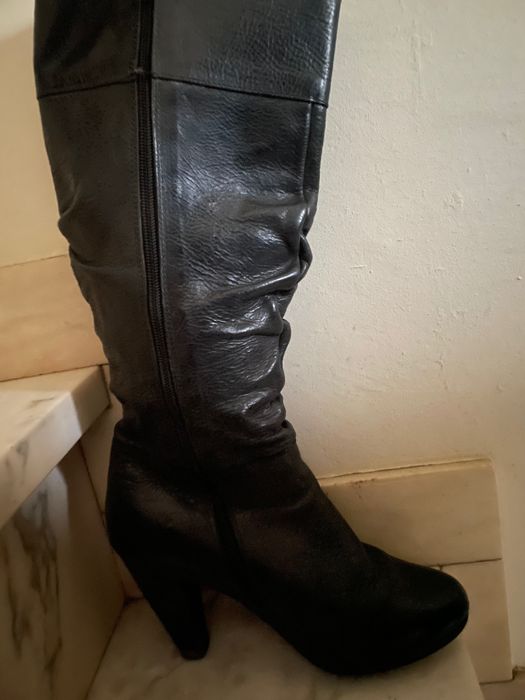 Botas de cano alto em pele pretas