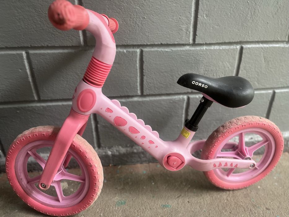 Дитячий велобег для дівчинки