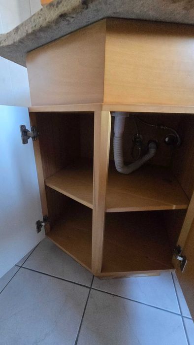 Móvel de casa de banho com bastante arrumação