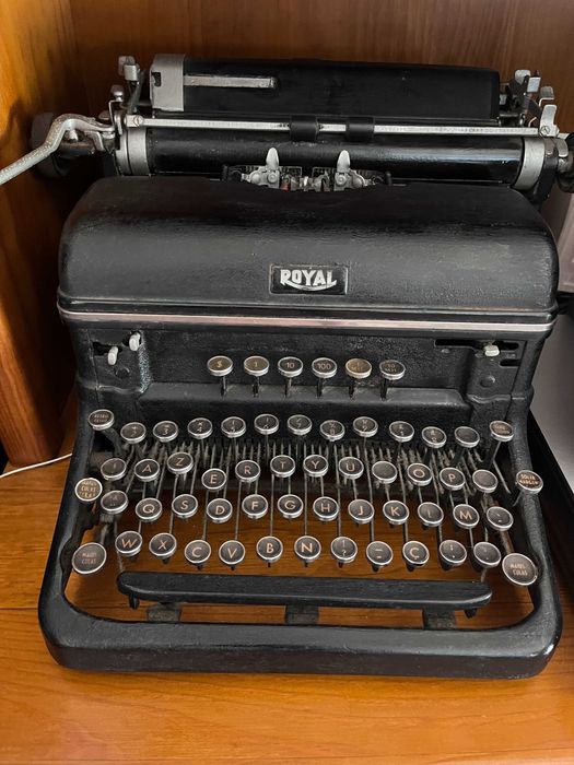 Máquina de escrever antiga em muito boa condição - Royal
