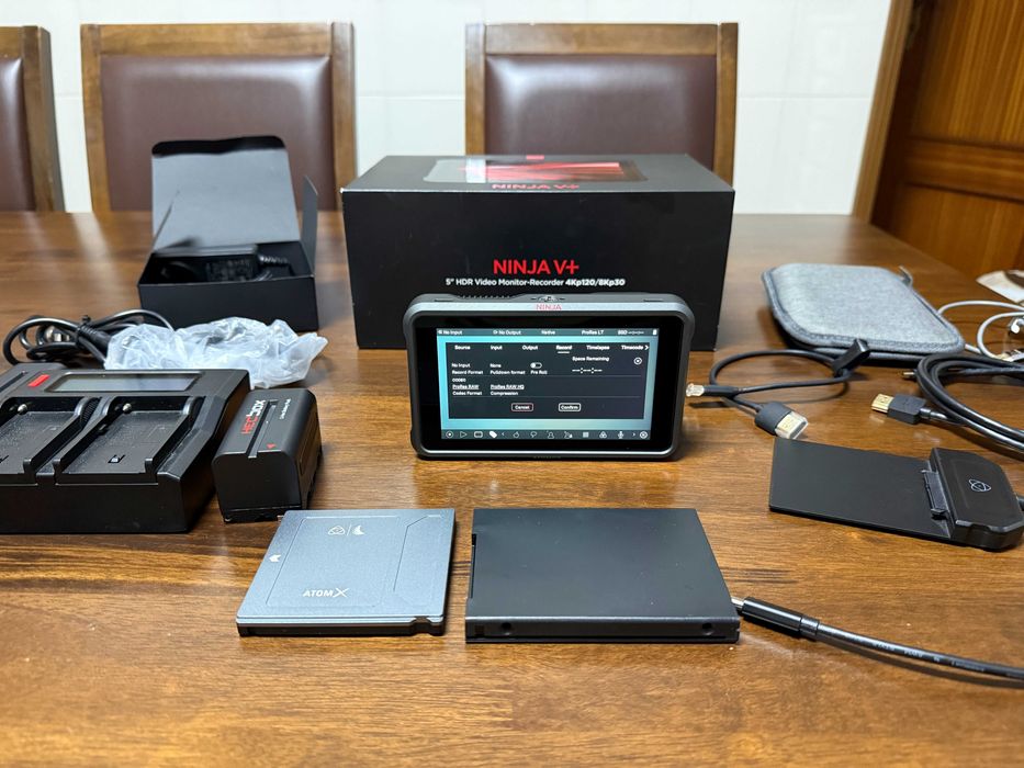 Atomos Ninja V+ (8K HDR) + SSD AtomX 1TB + Kit Energia (4 Baterias) + Leitor Docking II – Impecável!