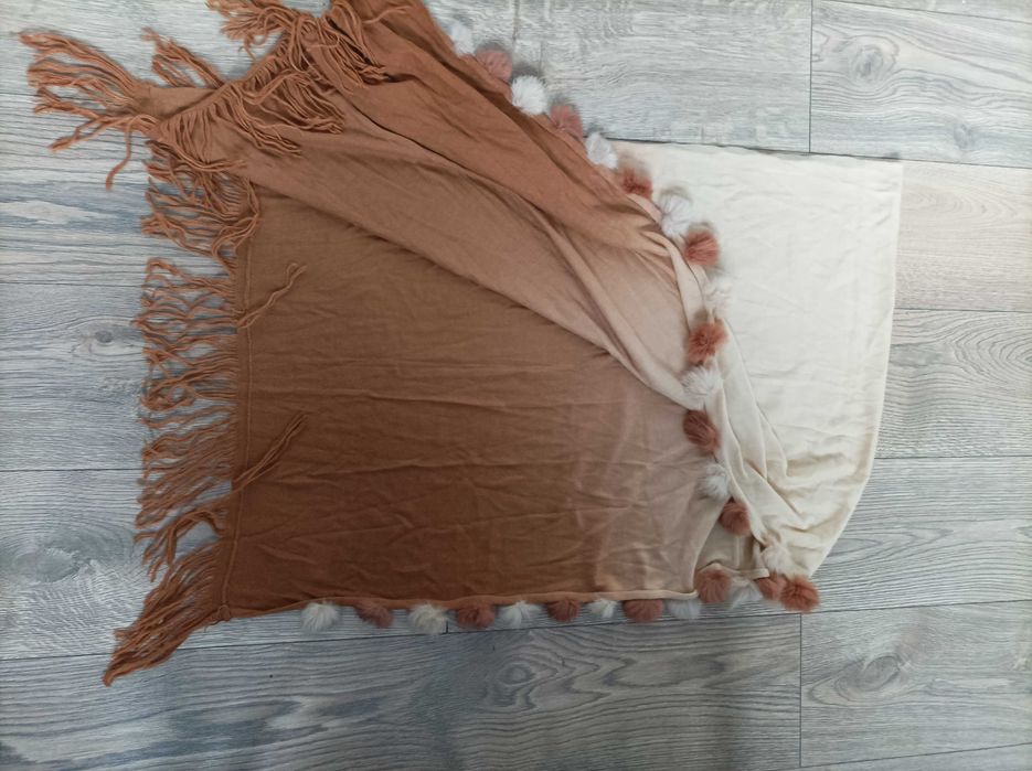 Szal brązowo-kremowy z pomponami