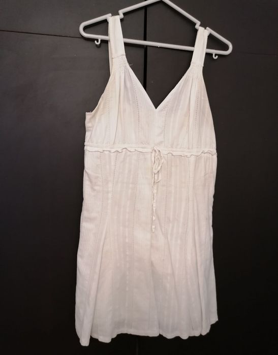 Vestido branco, tamanho S, usado. Curto. É forrado.