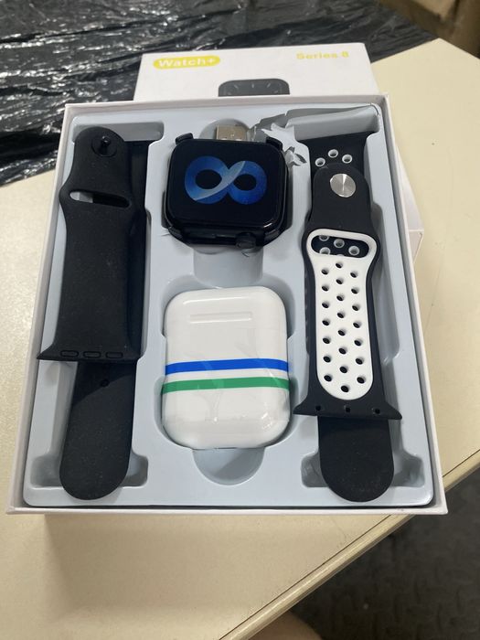 Conjunto de smartwatch e fones