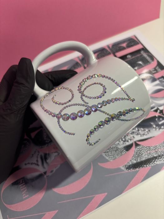 Ręcznie zdobiony kubek z inicjałem "H,N" – Prezent