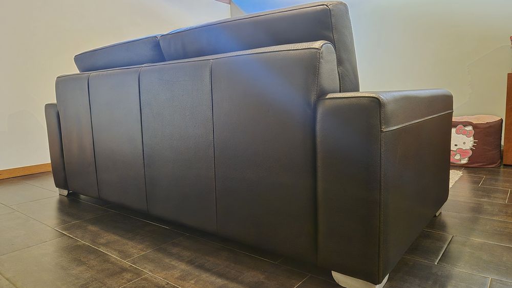 Sofá em pele genuína castanha da marca Agol