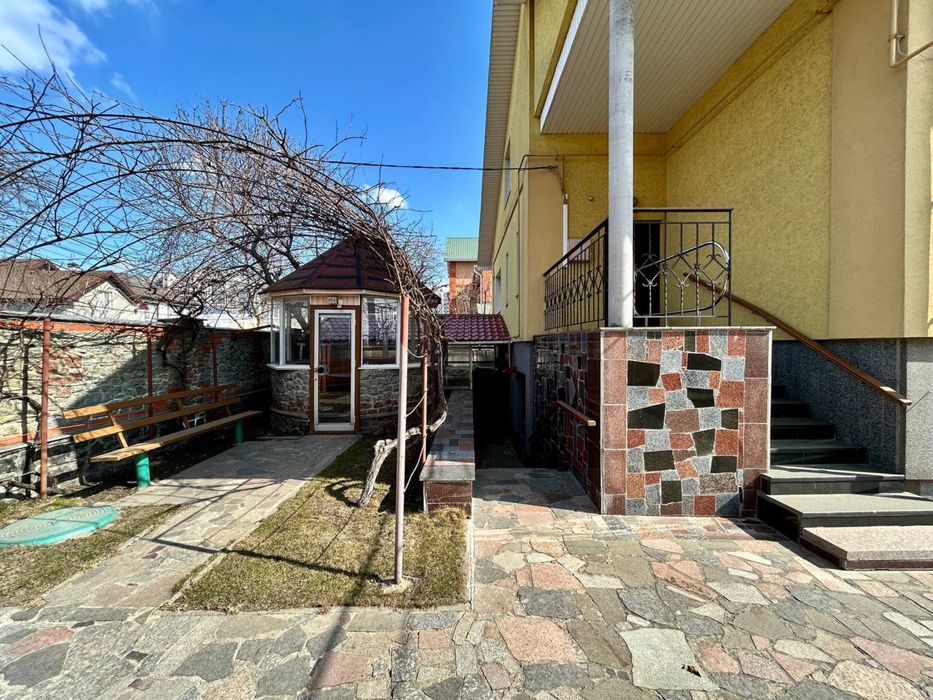 Продам будинок з гаражем і укриттям в центрі Бучі