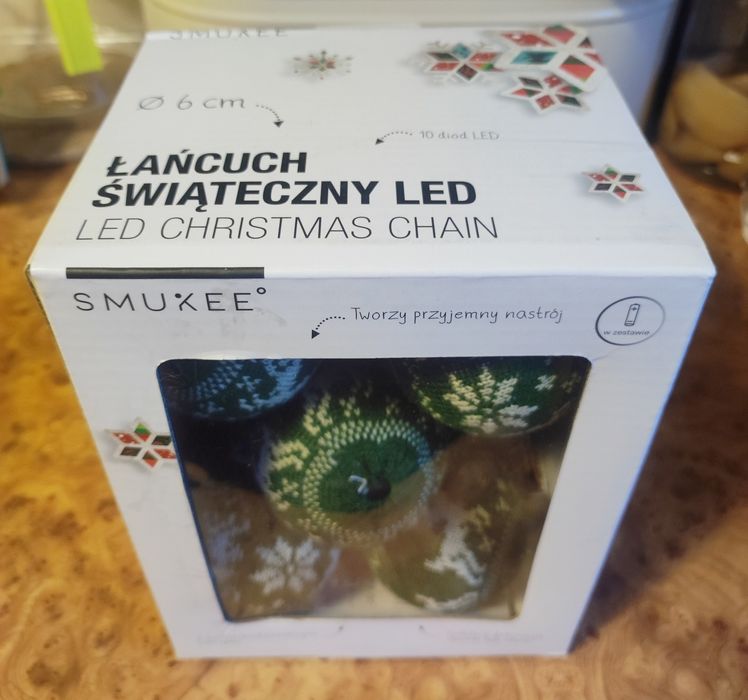 Łańcuch świetlny z bombkami w sweterkach Smukee.