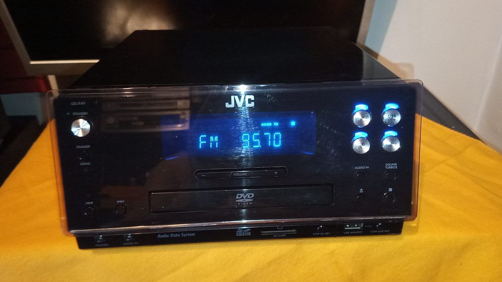 Amplificador com leitor de CDs e DVD's e pen