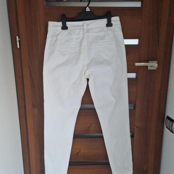 Spodnie chinosy białe Reserved