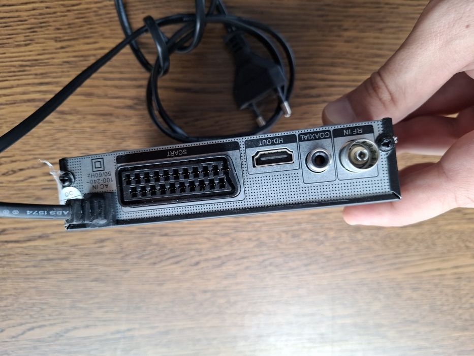 Tuner DVB-T2 Opticum HD T90 + pilot + kable – SPRAWNY