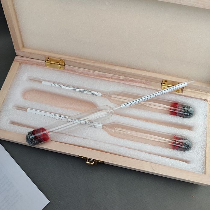 Набір спиртометрів у дерев'яному футлярі.