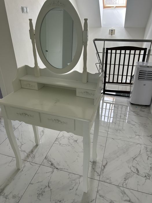 Biała toaletka dziewczęca do makijażu