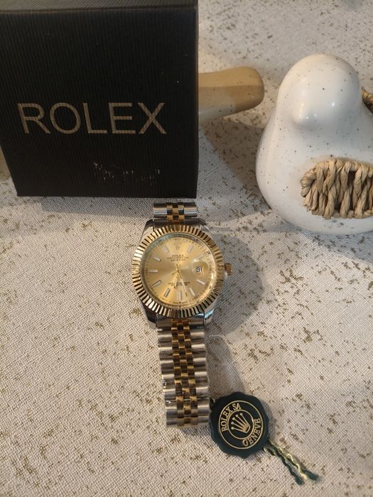 Relógio prata e dourado