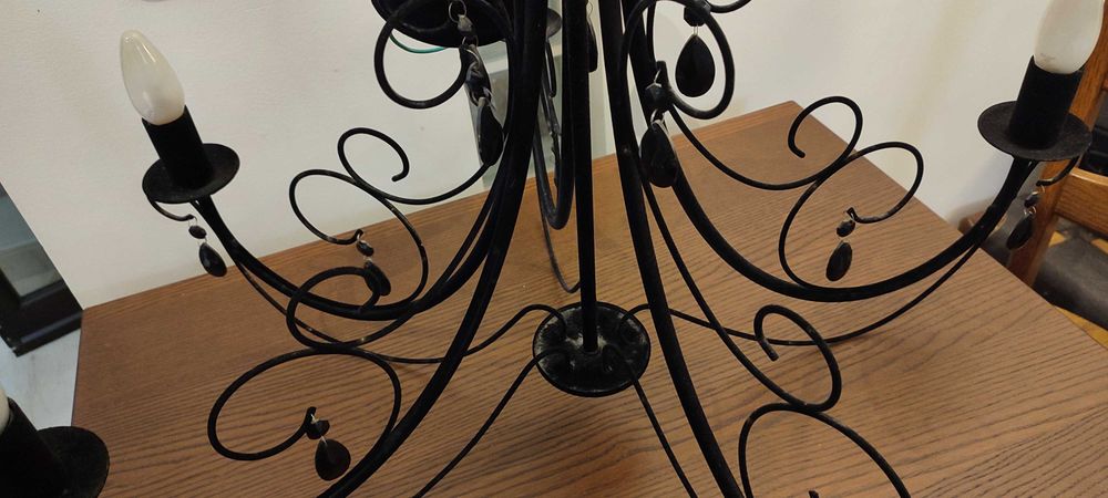 Candeeiro de metal, forrado a veludo preto, com pendentes de vidro negro e 5 lâmpadas. Medidas : Diâmetro 75cm x 50cm altura