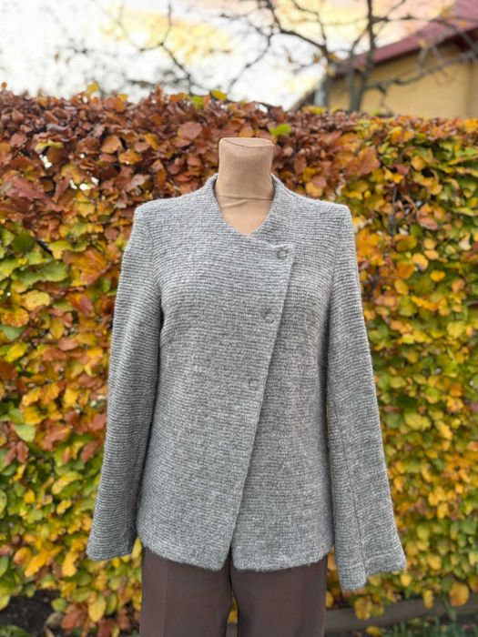 jesienny wełniany sweter o kroju marynarki Adagio
