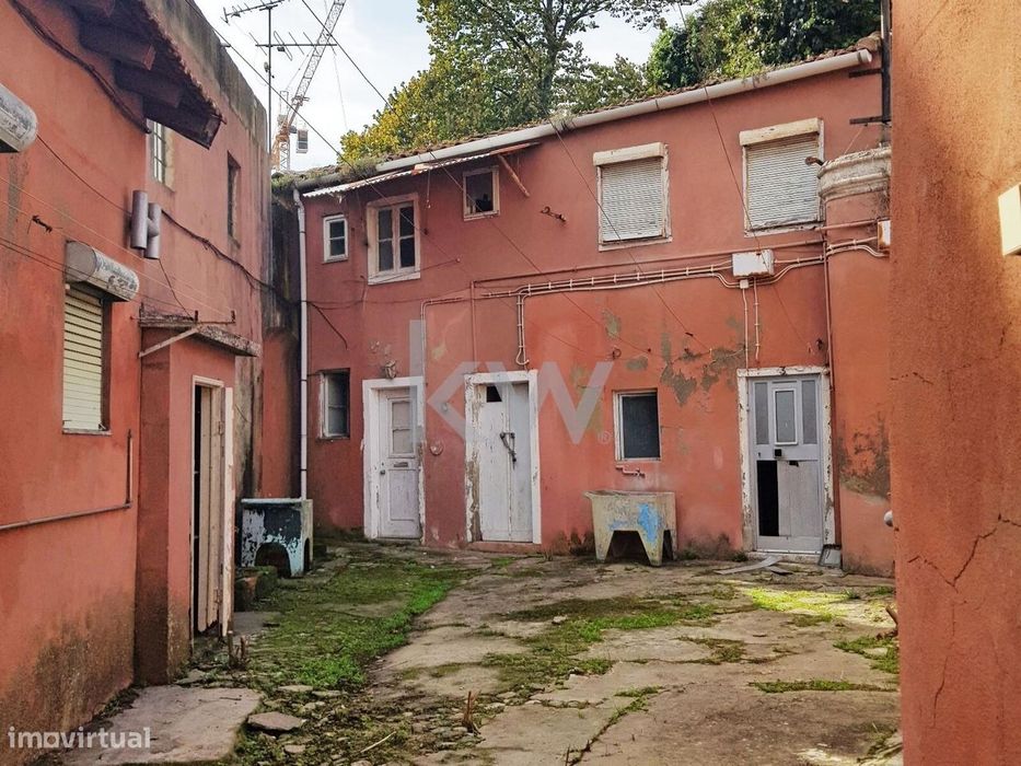 Vende-se Páteo Lisboeta (178m2) para reconstrução