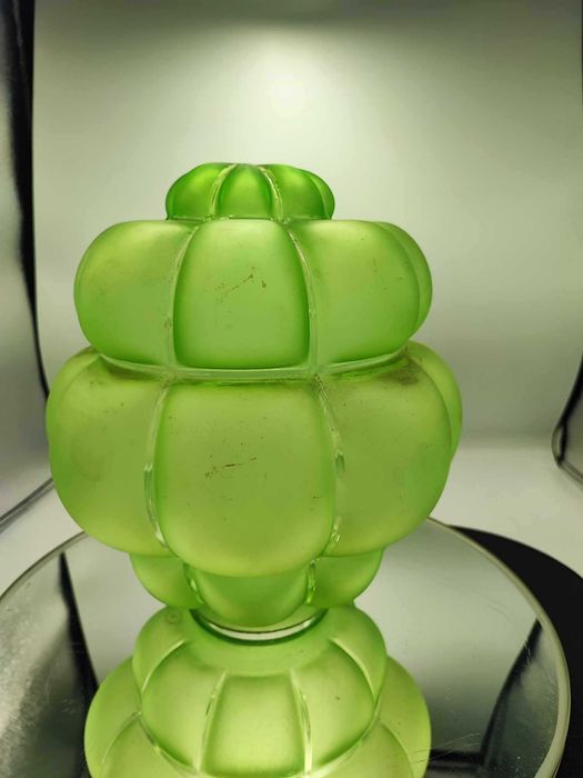 Art deco klosz dynia,zielony z huty Zawiercie,śr.montażowa 9,8 cm.