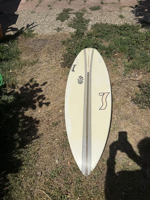 Prancha surf semente 5’7 epoxy com 28 litros