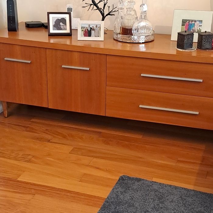 Movel aparador de sala cor ceregeira  bom estado