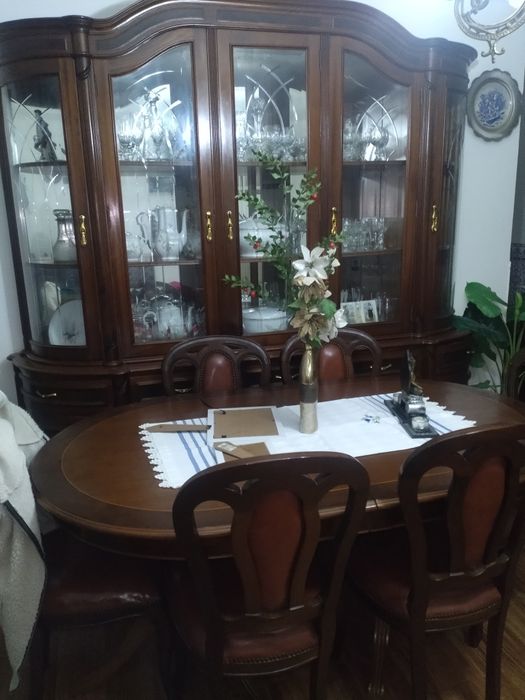 Móvel de sala, mesa e cadeiras