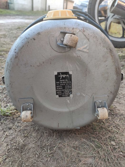 Пилосос Audra та  пилосос  Витязь