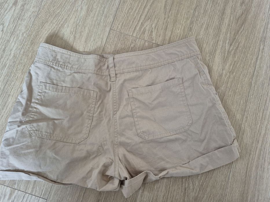 Krótkie spodenki beżowe 38 F&F