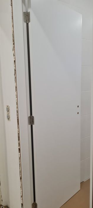 Porta sem aro branca e sem ferragens