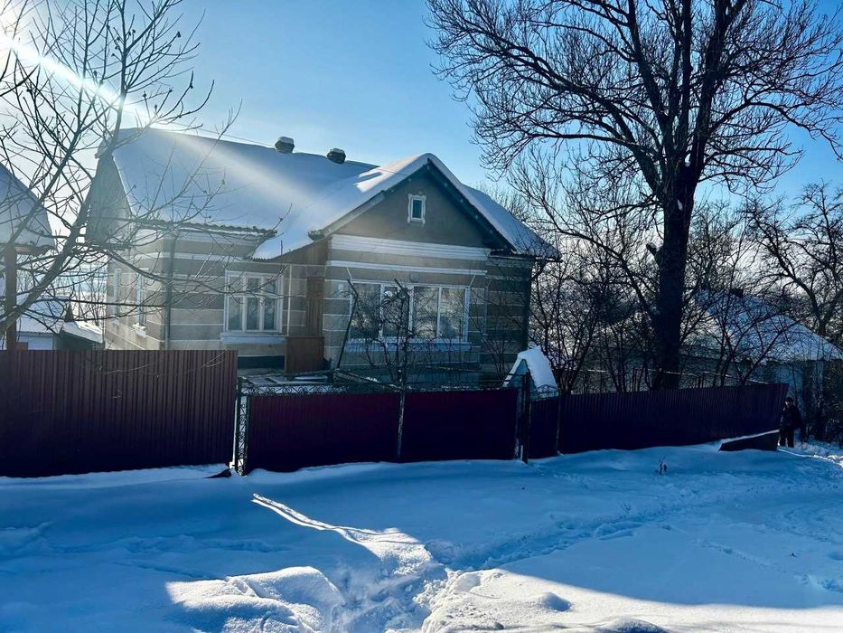 Продається будинок у селі Кінашів з  земельною ділянкою