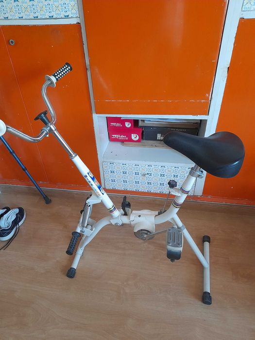 Bicicleta fixa para treino de pernas