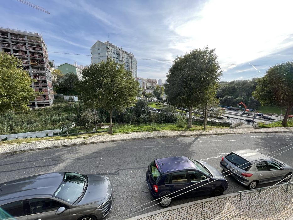 T1 Lumiar Quinta Lavadeiras, excelente, kichenett equipada, vista desafogada.  950€