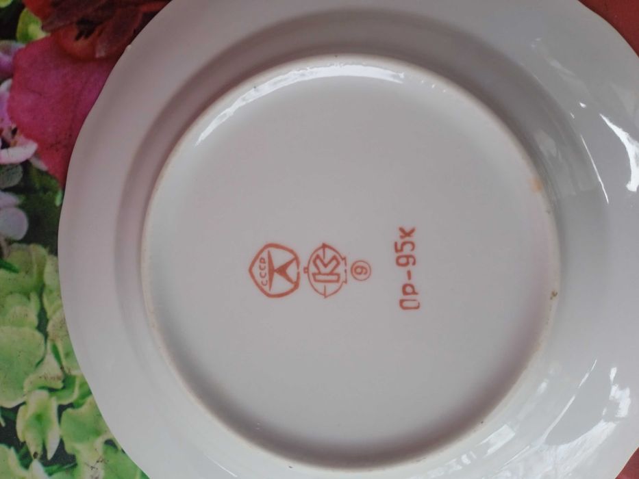 Продам тарелки мелкие ( десертные)