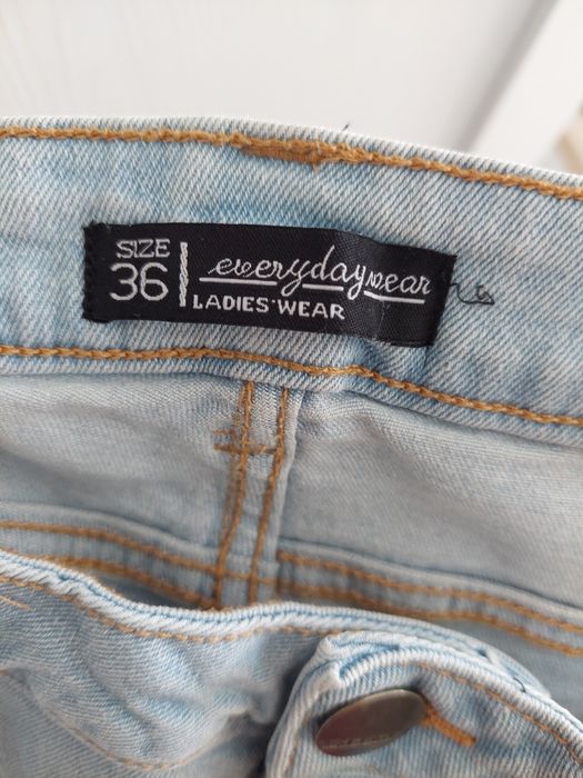Nowe krótkie spodenki jeans
