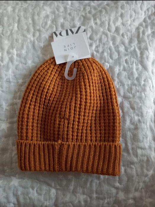 Gorro amarelo torrado da Zara