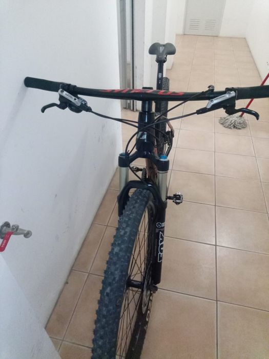 Bike aro 29 quadro de alumínio,  suspensão fox com broqueio no guião  12v