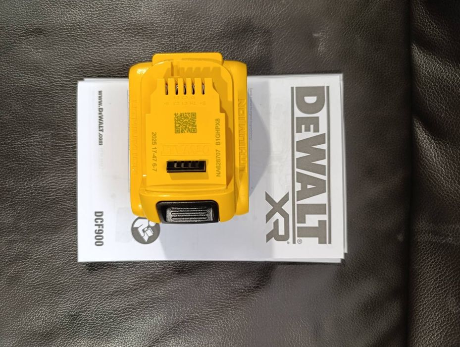 гайковерт аккумуляторний ударний dewalt DCF900P1  18V 1X 5.0Ah 1355Nm