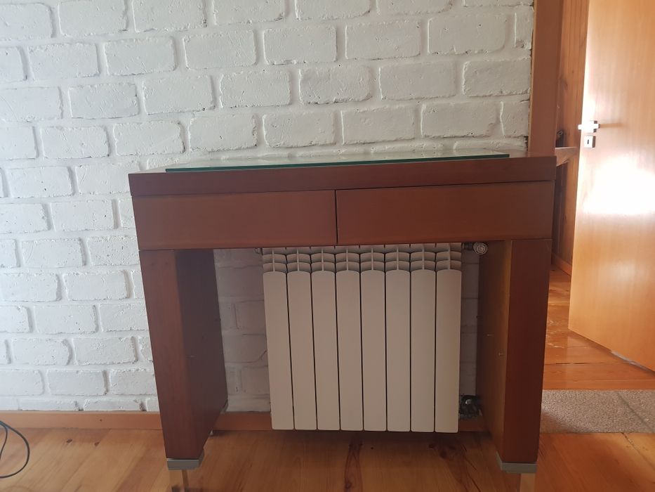 Móvel entrada em cerejeira , com prateleira no  meio em vidro