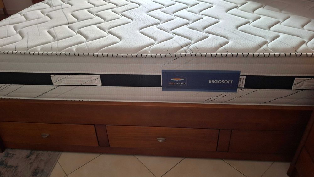 Cama de solteiro em madeira maciça envernizada ARC