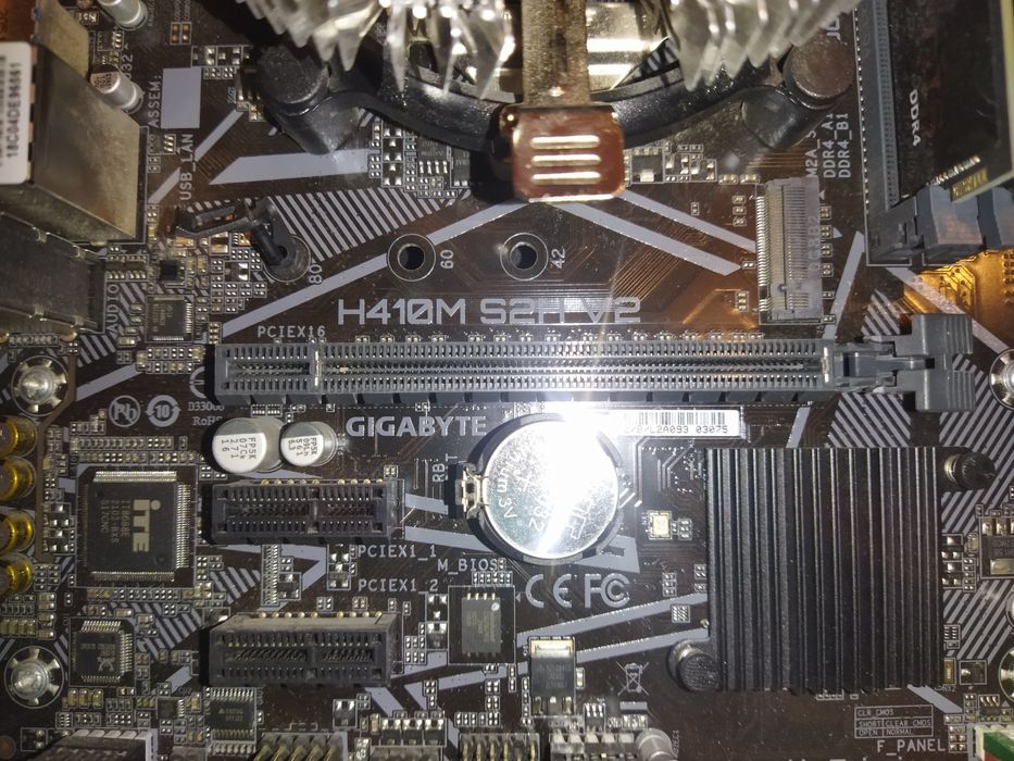 Комплект s1200  Gigabyte H410M S2H V2 + intel g6405g  або i3 10100