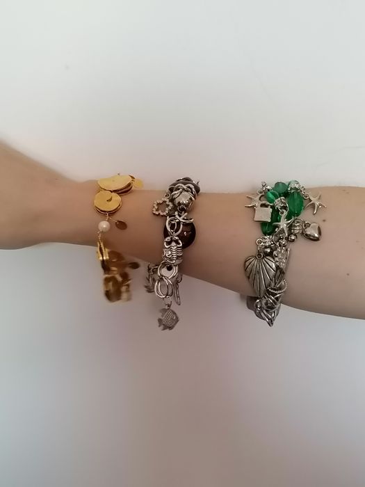 Pulseiras diversas - dourada, verde e castanha