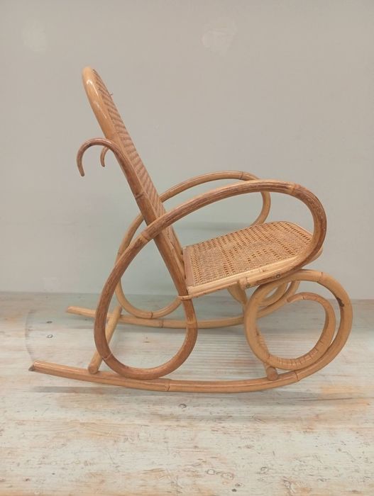 Cadeira de baloiço de criança em bambu estilo Thonet
