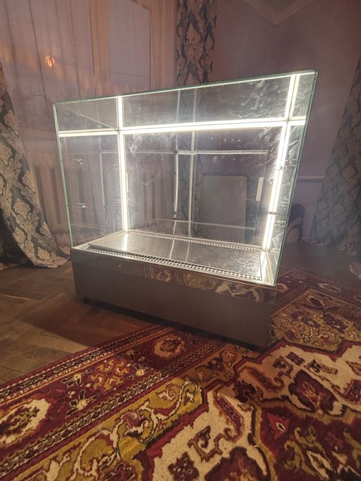Продам холодильну вітрину, у використані не була